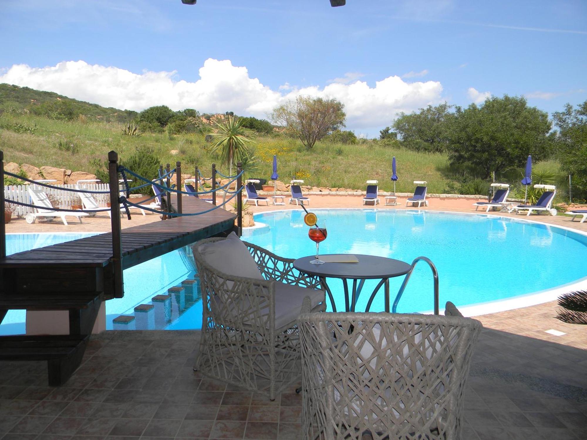 Relais Fenicottero Rosa Guest House Porto Taverna Exterior foto
