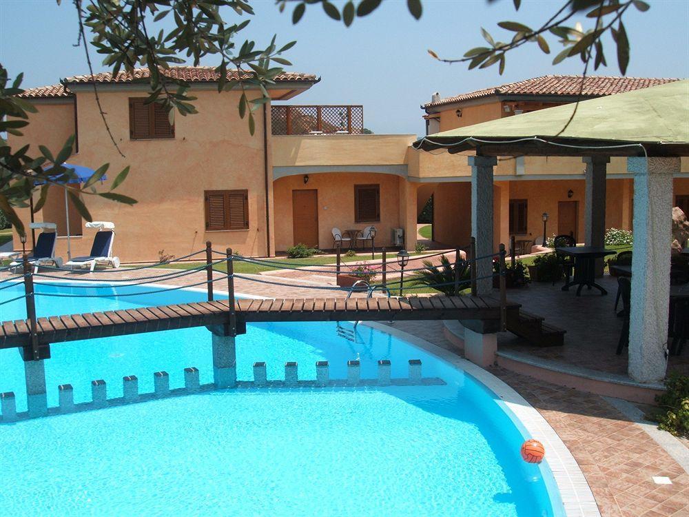 Relais Fenicottero Rosa Guest House Porto Taverna Exterior foto