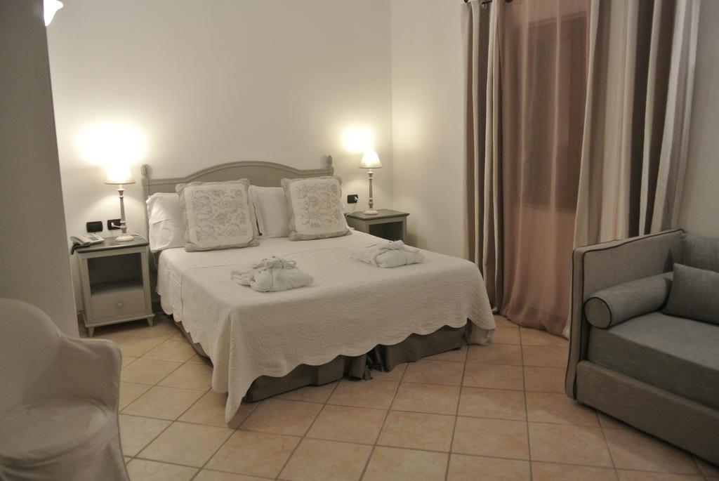 Relais Fenicottero Rosa Guest House Porto Taverna Exterior foto